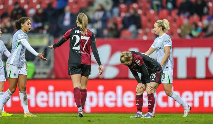 GER, Nürnberg, 1. FC Nürnberg vs VfL Wolfsburg, Google Pixel Bundesliga, Fussball, DFB, Spielzeit 2025 2026, Max-Morlock-Stadion, 13. Spieltag im Bild: Enttäuschung und Frust nach dem Spiel gegen Wolfsburg nach dem 1:6 nach Toren, Beatrix FördÅ‘s (1. FC Nürnberg Frauen 27), Franziska Mai (1. FC Nürnberg Frauen 18) DFB DFL REGULATIONS PROHIBIT ANY USE OF PHOTOGRAPHS AS IMAGE SEQUENCES AND OR QUASI-VIDEO, 13.12.2025 Copyright: HMBxMedia HendrikxHamelau