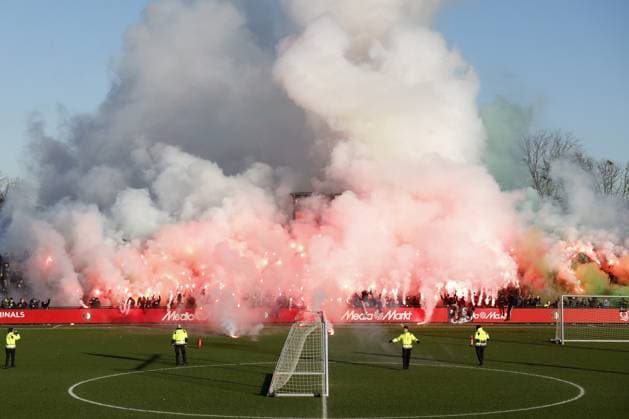ROTTERDAM - Feyenoord supporters set off fireworks during a training session before the classic match against Ajax at the Varkenoord Sports Complex. ANP BAS CZERWINSKI netherlands out - belgium out Rotterdam xVIxxIVx 544746715 originalFilename: 544746715.jpg