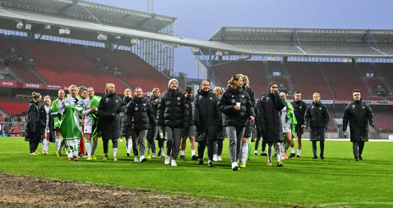 13.12.2025 - Fussball - Saison 2025 2026 - 1. Google Pixel Frauen Bundesliga - 13. Spieltag: 1. FC Nürnberg FCN ( Club Clubfrauen ) - VfL Wolfsburg - Sportfoto Zink - xwoxzix - Mannschaft Team Wolfsburg nach Spielende vor Fans Fanblock