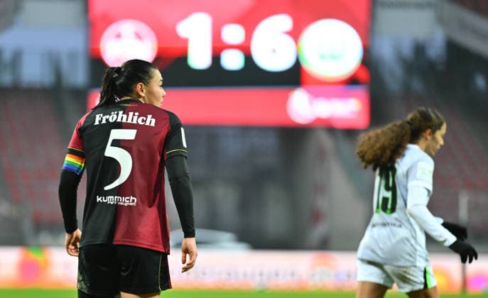 13.12.2025 - Fussball - Saison 2025 2026 - 1. Google Pixel Frauen Bundesliga - 13. Spieltag: 1. FC Nürnberg FCN ( Club Clubfrauen ) - VfL Wolfsburg - Sportfoto Zink - xwoxzix - Clara Fröhlich Froehlich (5, 1. FC Nürnberg FCN ) Anzeigetafel mit Endergebnis