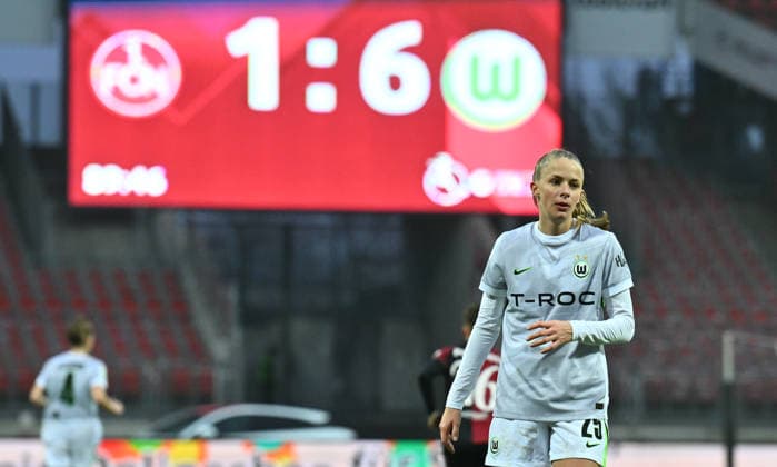 13.12.2025 - Fussball - Saison 2025 2026 - 1. Google Pixel Frauen Bundesliga - 13. Spieltag: 1. FC Nürnberg FCN ( Club Clubfrauen ) - VfL Wolfsburg - Sportfoto Zink - xwoxzix - Vivien Endemann (25, VfL Wolfsburg ) Anzeigetafel mit Endergebnis