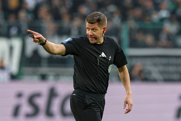 Mönchengladbach, Deutschland, 13.12.25: Schiedsrichter Patrick Ittrich gestikuliert, Gestik waehrend des Spiels der Bundesliga zwischen Borussia Mönchengladbach vs VfL Wolfsburg im Stadion im Borussia Park Mönchengladbach Stadion im Borussia Park North Rhine-Westphalia Germany *** Mönchengladbach, Germany, 13 12 25 Referee Patrick Ittrich gestures, gestures during the Bundesliga match between Borussia Mönchengladbach vs VfL Wolfsburg at Borussia Park Mönchengladbach Stadion im Borussia Park North Rhine Westphalia Germany Copyright: xBrauer-Fotoagenturx xAdrianxSchlx