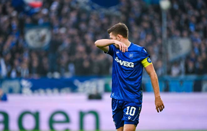 Marvin Wanitzek (Karlsruher SC) gestikuliert und wirkt frustriert waehrend des Spiels der 2. Bundesliga zwischen Karlsruher SC und SC Paderborn im BBBank Wildpark am 13. December 2025 in Karlsruhe, Deutschland. (Foto von Silas Schüller DeFodi Images) +++ Marvin Wanitzek (Karlsruher SC) gestures and looks frustrated during the 2. Bundesliga match between Karlsruher SC and SC Paderborn at BBBank Wildpark on December 13, 2025 in Karlsruhe, Germany. (Photo by Silas Schüller DeFodi Images) DFB DFL REGULATIONS PROHIBIT ANY USE OF PHOTOGRAPHS AS IMAGE SEQUENCES AND OR QUASI-VIDEO. (Photo by Silas Schueller DeFodi Images)