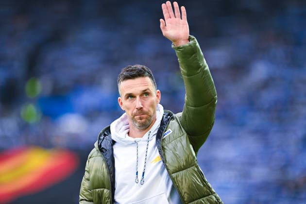 Trainer Christian Eichner (Karlsruher SC) gestikuliert und wirkt nachdenklich vor dem Spiel der 2. Bundesliga zwischen Karlsruher SC und SC Paderborn im BBBank Wildpark am 13. December 2025 in Karlsruhe, Deutschland. (Foto von Silas Schüller DeFodi Images) +++ Coach Christian Eichner (Karlsruher SC) gestures and looks thoughtful before the 2. Bundesliga match between Karlsruher SC and SC Paderborn at BBBank Wildpark on December 13, 2025 in Karlsruhe, Germany. (Photo by Silas Schüller DeFodi Images) DFB DFL REGULATIONS PROHIBIT ANY USE OF PHOTOGRAPHS AS IMAGE SEQUENCES AND OR QUASI-VIDEO. (Photo by Silas Schueller DeFodi Images)