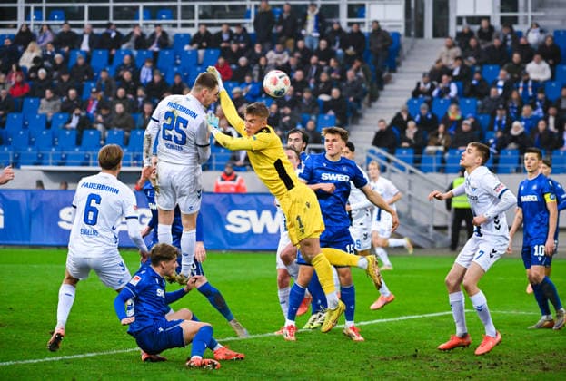 Tjark Scheller (SC Paderborn) erzielt gegen Torwart Hans Christian Bernat (Karlsruher SC) per Kopf das vierte Tor seiner Mannschaft waehrend des Spiels der 2. Bundesliga zwischen Karlsruher SC und SC Paderborn im BBBank Wildpark am 13. December 2025 in Karlsruhe, Deutschland. (Foto von Silas Schüller DeFodi Images) +++ Tjark Scheller (SC Paderborn) scores his team s fourth goal with a header ball against Hans Christian Bernat (Karlsruher SC) during the 2. Bundesliga match between Karlsruher SC and SC Paderborn at BBBank Wildpark on December 13, 2025 in Karlsruhe, Germany. (Photo by Silas Schüller DeFodi Images) DFB DFL REGULATIONS PROHIBIT ANY USE OF PHOTOGRAPHS AS IMAGE SEQUENCES AND OR QUASI-VIDEO. (Photo by Silas Schueller DeFodi Images)