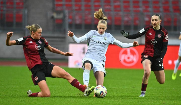 13.12.2025 - Fussball - Saison 2025 2026 - 1. Google Pixel Frauen Bundesliga - 13. Spieltag: 1. FC Nürnberg FCN ( Club Clubfrauen ) - VfL Wolfsburg - Sportfoto Zink - xwoxzix - Klara Svensson Senelius (2, 1. FC Nürnberg FCN ) Vivien Endemann (25, VfL Wolfsburg ) Lara Meroni (11, 1. FC Nürnberg FCN )