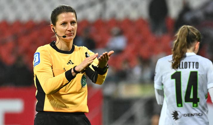 13.12.2025 - Fussball - Saison 2025 2026 - 1. Google Pixel Frauen Bundesliga - 13. Spieltag: 1. FC Nürnberg FCN ( Club Clubfrauen ) - VfL Wolfsburg - Sportfoto Zink - xwoxzix - Annika Kost ( Schiedsrichterin )