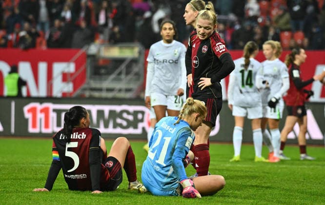 13.12.2025 - Fussball - Saison 2025 2026 - 1. Google Pixel Frauen Bundesliga - 13. Spieltag: 1. FC Nürnberg FCN ( Club Clubfrauen ) - VfL Wolfsburg - Sportfoto Zink - xwoxzix - Clara Fröhlich Froehlich (5, 1. FC Nürnberg FCN ) Larissa Rusek (21, 1. FC Nürnberg FCN ) Franziska Mai (18, 1. FC Nürnberg FCN ) enttäuscht Enttäuschung nach Spielende