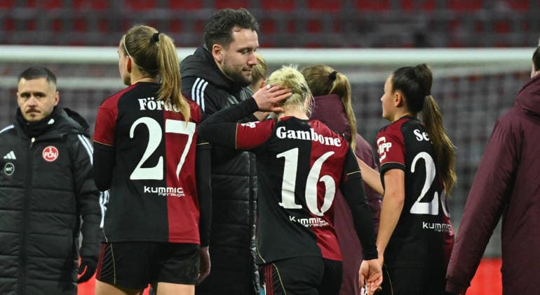 13.12.2025 - Fussball - Saison 2025 2026 - 1. Google Pixel Frauen Bundesliga - 13. Spieltag: 1. FC Nürnberg FCN ( Club Clubfrauen ) - VfL Wolfsburg - Sportfoto Zink - xwoxzix - Thomas Oostendorp ( Trainer 1. FC Nürnberg FCN ) und Mannschaft Team enttäuscht Enttäuschung nach Spielende