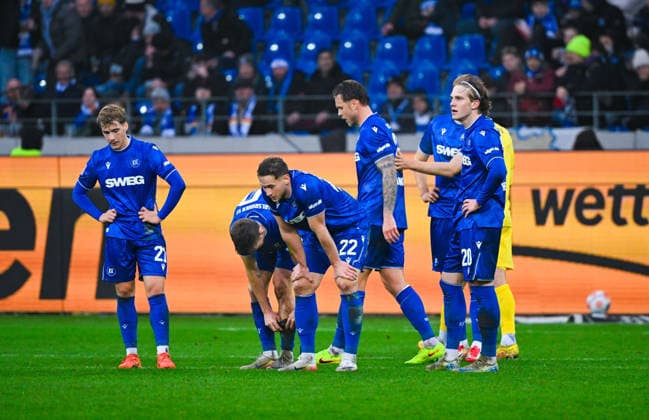 David Herold (Karlsruher SC), Marcel Franke (Karlsruher SC), Christoph Kobald (Karlsruher SC) und Meiko Waeschenbach (Karlsruher SC) wirken frustriert waehrend des Spiels der 2. Bundesliga zwischen Karlsruher SC und SC Paderborn im BBBank Wildpark am 13. December 2025 in Karlsruhe, Deutschland. (Foto von Silas Schüller DeFodi Images) +++ David Herold (Karlsruher SC), Marcel Franke (Karlsruher SC), Christoph Kobald (Karlsruher SC) and Meiko Waeschenbach (Karlsruher SC) look frustrated during the 2. Bundesliga match between Karlsruher SC and SC Paderborn at BBBank Wildpark on December 13, 2025 in Karlsruhe, Germany. (Photo by Silas Schüller DeFodi Images) DFB DFL REGULATIONS PROHIBIT ANY USE OF PHOTOGRAPHS AS IMAGE SEQUENCES AND OR QUASI-VIDEO. (Photo by Silas Schueller DeFodi Images)