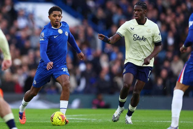 London, England, 13th December 2025. Wesley Fofana of Chelsea and Thierno Barry of Everton challenge for the ball during the Chelsea vs Everton Premier League match at Stamford Bridge, London. Picture credit should read: Paul Terry Sportimage EDITORIAL USE ONLY. No use with unauthorised audio, video, data, fixture lists, club league logos or live services. Online in-match use limited to 120 images, no video emulation. No use in betting, games or single club league player publications. SPI_017_PT_Chelsea_Everton SPI-4373-0017