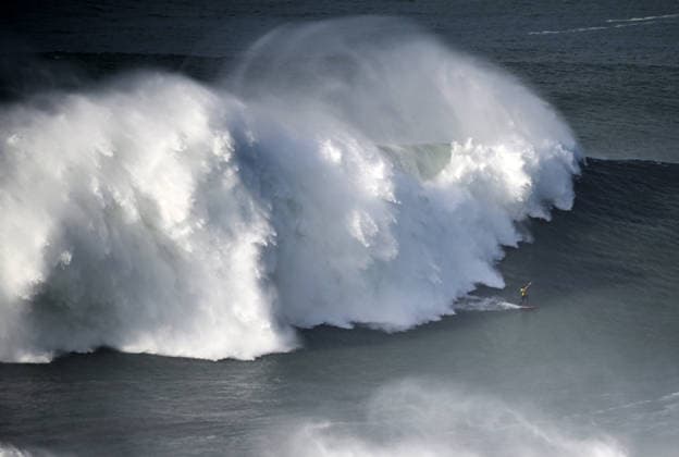 Tudor Nazare Big Wave Surfing Competition NAZARE, PORTUGAL - DECEMBER 13: Justine Dupont of France seen riding a wave during the Tudor Nazare Big Wave Surfing Competition on December 13, 2025 in Nazare, Portugal. Zed Jameson Anadolu Nazare Portugal. Editorial use only. Please get in touch for any other usage.  Copyright: x2025xAnadoluxZedxJamesonx