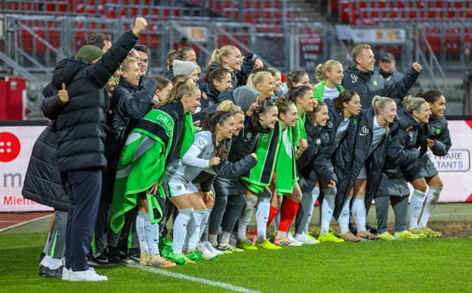 GER, Nürnberg, 1. FC Nürnberg vs VfL Wolfsburg, Google Pixel Bundesliga, Fussball, DFB, Spielzeit 2025 2026, Max-Morlock-Stadion, 13. Spieltag im Bild: Jubel und Freude nach dem Sieg von 6:1 nach Toren gegen den FC Nürnberg bei den Vfl Wolfsburg Frauen DFB DFL REGULATIONS PROHIBIT ANY USE OF PHOTOGRAPHS AS IMAGE SEQUENCES AND OR QUASI-VIDEO, 13.12.2025 Copyright: HMBxMedia HendrikxHamelau