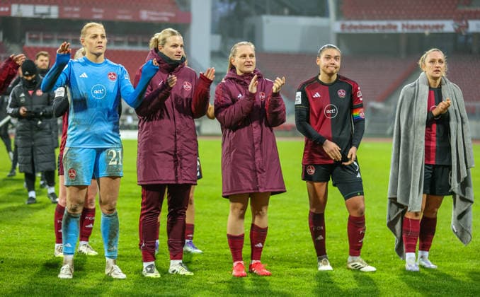 GER, Nürnberg, 1. FC Nürnberg vs VfL Wolfsburg, Google Pixel Bundesliga, Fussball, DFB, Spielzeit 2025 2026, Max-Morlock-Stadion, 13. Spieltag im Bild: Enttäuschung Frust nach der Niederlage gegen den Vfl Wolfsburg beim FC Nürnberg DFB DFL REGULATIONS PROHIBIT ANY USE OF PHOTOGRAPHS AS IMAGE SEQUENCES AND OR QUASI-VIDEO, 13.12.2025 Copyright: HMBxMedia HendrikxHamelau