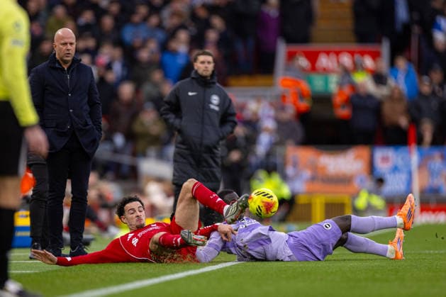 Football - FA Premier League - Liverpool FC v Brighton & Hove Albion FC LIVERPOOL, ENGLAND - Saturday, December 13, 2025: Liverpool s Curtis Jones challenges Brighton & Hove Albion s Yankuba Minteh (R) during the FA Premier League match between Liverpool FC and Brighton & Hove Albion FC at Anfield. (Photo by David Rawcliffe Propaganda) LIVERPOOL Anfield MERSEYSIDE ENGLAND  Copyright: xDavidxRawcliffex P2025-12-13-Liverpool_Brighton-43