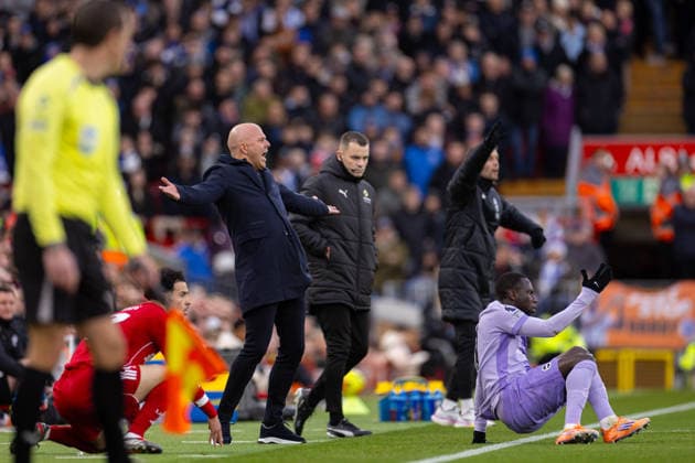 Football - FA Premier League - Liverpool FC v Brighton & Hove Albion FC LIVERPOOL, ENGLAND - Saturday, December 13, 2025: Liverpool s head coach Arne Slot reacts to the foul during the FA Premier League match between Liverpool FC and Brighton & Hove Albion FC at Anfield. (Photo by David Rawcliffe Propaganda) LIVERPOOL Anfield MERSEYSIDE ENGLAND  Copyright: xDavidxRawcliffex P2025-12-13-Liverpool_Brighton-44