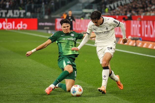 1. Fussball Bundesliga, Borussia Mönchengladbach vs. VfLWolfsburg, 13.12.2025 Jenson Seelt (VfL Wolfsburg 14) grätscht gegen Giovanni Reyna (Borussia Mönchengladbach 13) -- 1. Fussball Bundesliga, Borussia Mönchengladbach vs. VfLWolfsburg, 13.12.2025, Borussia-Park Mönchengladbach -- DFL REGULATIONS PROHIBIT ANY USE OF PHOTOGRAPHS AS IMAGE SEQUENCES AND OR Q?UASI-VIDEO. *** 1 Soccer Bundesliga, Borussia Mönchengladbach vs VfLWolfsburg, 13 12 2025 Jenson Seelt VfL Wolfsburg 14 tackles Giovanni Reyna Borussia Mönchengladbach 13 1 Soccer Bundesliga, Borussia Mönchengladbach vs VfLWolfsburg, 13 12 2025, Borussia Park Mönchengladbach DFL REGULATIONS PROHIBIT ANY USE OF PHOTOGRAPHS AS IMAGE SEQUENCES AND OR Q UASI VIDEO Copyright: xBEAUTIFULxSPORTS Derixx
