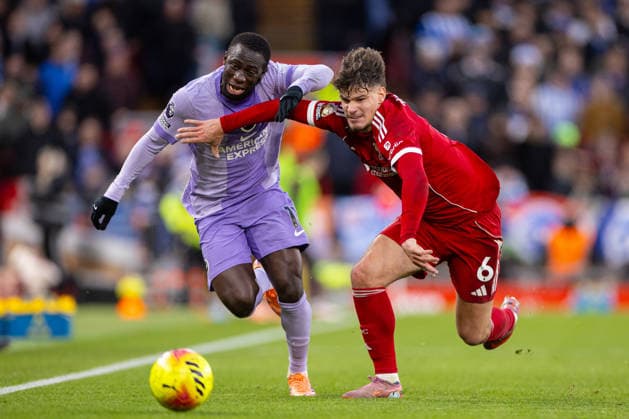 Football - FA Premier League - Liverpool FC v Brighton & Hove Albion FC LIVERPOOL, ENGLAND - Saturday, December 13, 2025: Liverpool s Milos Kerkez challenges Brighton & Hove Albion s Yankuba Minteh (L) during the FA Premier League match between Liverpool FC and Brighton & Hove Albion FC at Anfield. (Photo by David Rawcliffe Propaganda) LIVERPOOL Anfield MERSEYSIDE ENGLAND  Copyright: xDavidxRawcliffex P2025-12-13-Liverpool_Brighton-60