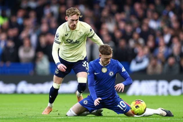 Cole Palmer of Chelsea under pressure from James Garner of Everton Chelsea v Everton, Premier League, Football, Stamford Bridge, London, UK - 13 Dec 2025London Stamford Bridge United Kingdom EDITORIAL USE ONLY No use with unauthorised audio, video, data, fixture lists, club league logos or live services. Online in-match use limited to 120 images, no video emulation. No use in betting, games or single club league player publications. Copyright: xSimonxDael Shutterstockx 16081503ax