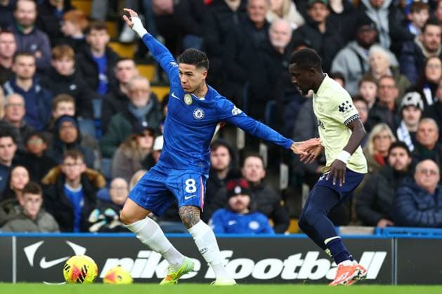 Enzo Fernandez of Chelsea under pressure from Idrissa Gueye of Everton Chelsea v Everton, Premier League, Football, Stamford Bridge, London, UK - 13 Dec 2025London Stamford Bridge United Kingdom EDITORIAL USE ONLY No use with unauthorised audio, video, data, fixture lists, club league logos or live services. Online in-match use limited to 120 images, no video emulation. No use in betting, games or single club league player publications. Copyright: xSimonxDael Shutterstockx 16081503ao