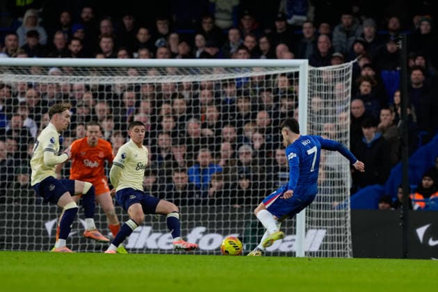 Chelsea v Everton Premier League 13 12 2025. Chelsea forward Pedro Neto (7) shoots at goal during the Premier League match between Chelsea and Everton at Stamford Bridge, London, England on 13 December 2025. London Stamford Bridge Greater London England Editorial use only DataCo restrictions apply See www.football-dataco.com , Copyright: xStephenxFlynnx PSI-23407-0065