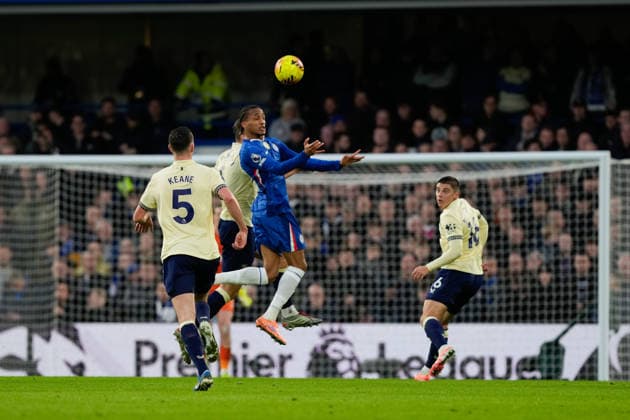 Chelsea v Everton Premier League 13 12 2025. Chelsea forward Joao Pedro (20) controls the ball during the Premier League match between Chelsea and Everton at Stamford Bridge, London, England on 13 December 2025. London Stamford Bridge Greater London England Editorial use only DataCo restrictions apply See www.football-dataco.com , Copyright: xStephenxFlynnx PSI-23407-0069