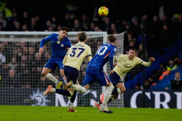 Chelsea v Everton Premier League 13 12 2025. Chelsea forward Pedro Neto (7) wins an aerial battle during the Premier League match between Chelsea and Everton at Stamford Bridge, London, England on 13 December 2025. London Stamford Bridge Greater London England Editorial use only DataCo restrictions apply See www.football-dataco.com , Copyright: xStephenxFlynnx PSI-23407-0074