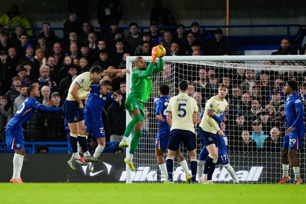 Chelsea v Everton Premier League 13 12 2025. Chelsea goalkeeper Robert Sanchez (1) takes a cross during the Premier League match between Chelsea and Everton at Stamford Bridge, London, England on 13 December 2025. London Stamford Bridge Greater London England Editorial use only DataCo restrictions apply See www.football-dataco.com , Copyright: xStephenxFlynnx PSI-23407-0087