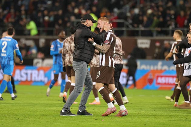 Fußball I Herren I Saison 2025 2026 I 1. Bundesliga I 14. Spieltag I FC St. Pauli - 1. FC Heidenheim I 13.12.2025 Alexander Blessin (Cheftrainer, FC St. Pauli) & Louis Oppie (23, FC St. Pauli) feiern den Sieg Hamburg Millerntor-Stadion Deutschland *** Soccer I Men I Season 2025 2026 I 1 Bundesliga I Matchday 14 I FC St Pauli 1 FC Heidenheim I 13 12 2025 Alexander Blessin Head Coach, FC St Pauli Louis Oppie 23, FC St Pauli celebrate victory Hamburg Millerntor Stadion Germany Copyright: xLobeca VivianxPfaffx
