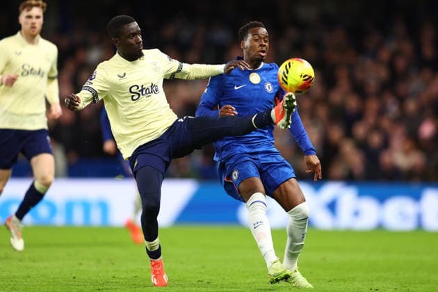 London, England, 13th December 2025. Idrissa Gueye of Everton and Jamie Gittens of Chelsea challenge for the ball during the Chelsea vs Everton Premier League match at Stamford Bridge, London. Picture credit should read: Paul Terry Sportimage EDITORIAL USE ONLY. No use with unauthorised audio, video, data, fixture lists, club league logos or live services. Online in-match use limited to 120 images, no video emulation. No use in betting, games or single club league player publications. SPI_047_PT_Chelsea_Everton SPI-4373-0047