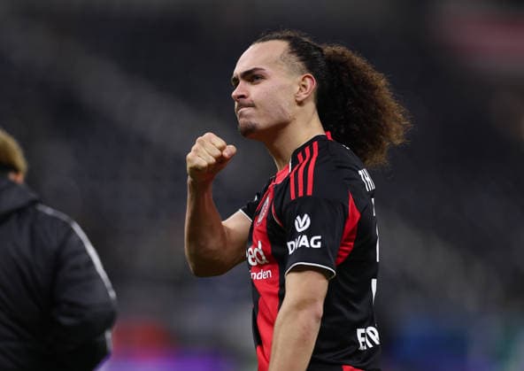 13.12.2025, Fussball Bundesliga, Eintracht Frankfurt - FC Augsburg, v.l., Arthur Theate (Eintracht Frankfurt) Siegerfaust, Jubel, victorious fist DFL DFB REGULATIONS PROHIBIT ANY USE OF PHOTOGRAPHS AS IMAGE SEQUENCES AND OR QUASI-VIDEO. xdcx Copyright: HMBxMedia Claus