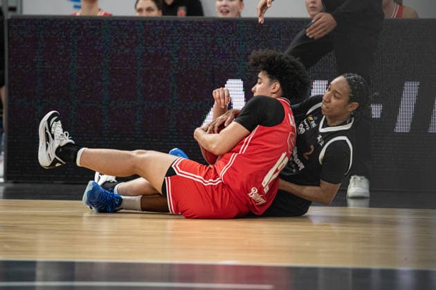 Damen 2. Bundesliga, Bamberg Baskets vs. Baskets Jena Germany ,Bamberg, Brose Arena - 13 Dec 2025 - Basketball, Damen 2. Bundesliga - Bamberg Baskets vs. Baskets Jena Image: Faith Alston (Bamberg Baskets) and Laila Walker (Baskets Jena) on the ground fighting for the ball. Bamberg Brose Arena Bayern Germany Copyright: xPresseFotoxEvans xRyanxEvansx