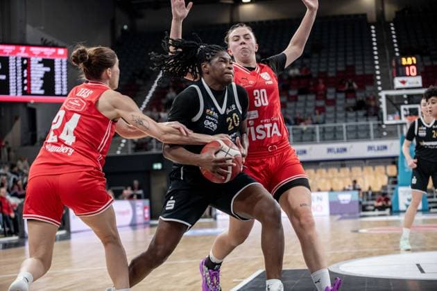 Damen 2. Bundesliga, Bamberg Baskets vs. Baskets Jena Germany ,Bamberg, Brose Arena - 13 Dec 2025 - Basketball, Damen 2. Bundesliga - Bamberg Baskets vs. Baskets Jena Image: Felicia Zeis (Bamberg Baskets) and Josephine Abbott (Bamberg Baskets) attempting to knock the ball loose from Cianna Gloster (Baskets Jena) during her drive to the basket. Bamberg Brose Arena Bayern Germany Copyright: xPresseFotoxEvans xRyanxEvansx