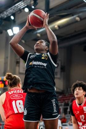 Damen 2. Bundesliga, Bamberg Baskets vs. Baskets Jena Germany ,Bamberg, Brose Arena - 13 Dec 2025 - Basketball, Damen 2. Bundesliga - Bamberg Baskets vs. Baskets Jena Image: Cianna Gloster (Baskets Jena) in action. Bamberg Brose Arena Bayern Germany Copyright: xPresseFotoxEvans xRyanxEvansx