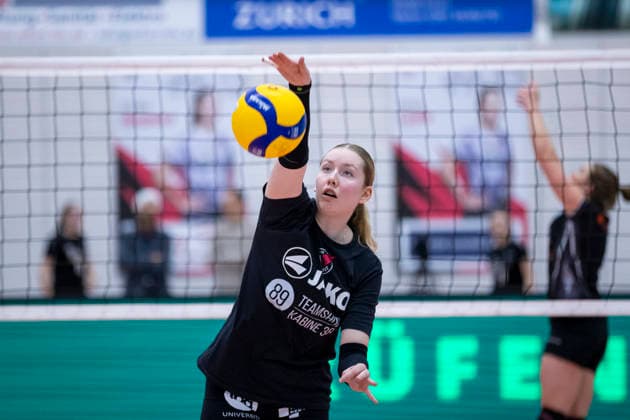 1. Volleyball Bundesliga Frauen: Schwarz-Weiss Erfurt vs. Skurios Volleys Borken; Erfurt; 13.12.2025 Erwärmung Lea Feistritzer ( 8; Schwarz-Weiss Erfurt) 1. Volleyball Bundesliga Frauen: Schwarz-Weiss Erfurt vs. Skurios Volleys Borken; Riethsporthalle Erfurt; 13.12.2025 Copyright: xBEAUTIFULxSPORTS Duehringx