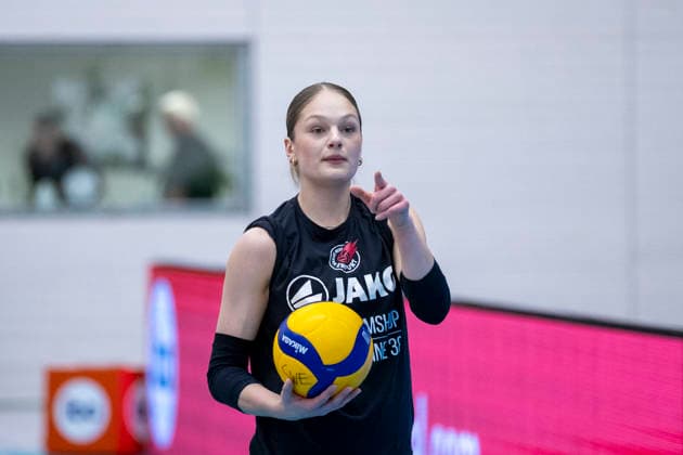 1. Volleyball Bundesliga Frauen: Schwarz-Weiss Erfurt vs. Skurios Volleys Borken; Erfurt; 13.12.2025 Erwärmung Lotte Goertz ( 4; Schwarz-Weiss Erfurt) 1. Volleyball Bundesliga Frauen: Schwarz-Weiss Erfurt vs. Skurios Volleys Borken; Riethsporthalle Erfurt; 13.12.2025 Copyright: xBEAUTIFULxSPORTS Duehringx