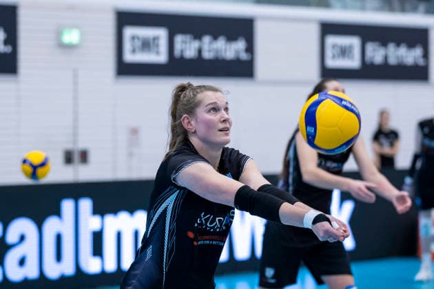 1. Volleyball Bundesliga Frauen: Schwarz-Weiss Erfurt vs. Skurios Volleys Borken; Erfurt; 13.12.2025 Erwärmung Pia Mohr ( 11; Skurios Volleys Borken) 1. Volleyball Bundesliga Frauen: Schwarz-Weiss Erfurt vs. Skurios Volleys Borken; Riethsporthalle Erfurt; 13.12.2025 Copyright: xBEAUTIFULxSPORTS Duehringx