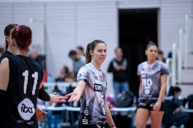 1. Volleyball Bundesliga Frauen: Schwarz-Weiss Erfurt vs. Skurios Volleys Borken; Erfurt; 13.12.2025 Erwärmung Emilie Respaut ( 5; Schwarz-Weiss Erfurt) und Isabel Kova?i? ( 11; Schwarz-Weiss Erfurt) (links) 1. Volleyball Bundesliga Frauen: Schwarz-Weiss Erfurt vs. Skurios Volleys Borken; Riethsporthalle Erfurt; 13.12.2025 Copyright: xBEAUTIFULxSPORTS Duehringx