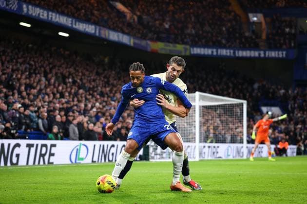 Joao Pedro of Chelsea holds off James Tarkowski of Everton Chelsea v Everton, Premier League, Football, Stamford Bridge, London, UK - 13 Dec 2025London Stamford Bridge United Kingdom EDITORIAL USE ONLY No use with unauthorised audio, video, data, fixture lists, club league logos or live services. Online in-match use limited to 120 images, no video emulation. No use in betting, games or single club league player publications. Copyright: xSimonxDael Shutterstockx 16081503bi