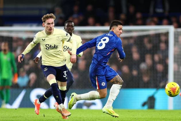 Enzo Fernandez of Chelsea under pressure from James Garner of Everton Chelsea v Everton, Premier League, Football, Stamford Bridge, London, UK - 13 Dec 2025London Stamford Bridge United Kingdom EDITORIAL USE ONLY No use with unauthorised audio, video, data, fixture lists, club league logos or live services. Online in-match use limited to 120 images, no video emulation. No use in betting, games or single club league player publications. Copyright: xSimonxDael Shutterstockx 16081503bj