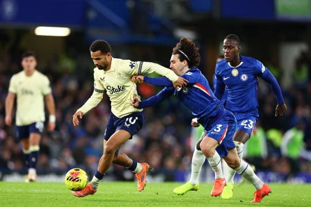 Iliman Ndiaye of Everton chased by Marc Cucurella of Chelsea Chelsea v Everton, Premier League, Football, Stamford Bridge, London, UK - 13 Dec 2025London Stamford Bridge United Kingdom EDITORIAL USE ONLY No use with unauthorised audio, video, data, fixture lists, club league logos or live services. Online in-match use limited to 120 images, no video emulation. No use in betting, games or single club league player publications. Copyright: xSimonxDael Shutterstockx 16081503bl