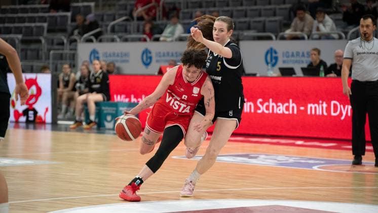 Damen 2. Bundesliga, Bamberg Baskets vs. Baskets Jena Germany ,Bamberg, Brose Arena - 13 Dec 2025 - Basketball, Damen 2. Bundesliga - Bamberg Baskets vs. Baskets Jena Image: (fLTR) Hailey van Roekel (Bamberg Baskets) in action against Annika Heck (Baskets Jena). Bamberg Brose Arena Bayern Germany Copyright: xPresseFotoxEvans xRyanxEvansx