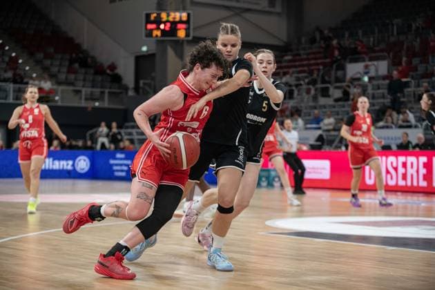 Damen 2. Bundesliga, Bamberg Baskets vs. Baskets Jena Germany ,Bamberg, Brose Arena - 13 Dec 2025 - Basketball, Damen 2. Bundesliga - Bamberg Baskets vs. Baskets Jena Image: (fLTR) Hailey van Roekel (Bamberg Baskets) with a drive to the backet against Annika Schwarz (Baskets Jena). Bamberg Brose Arena Bayern Germany Copyright: xPresseFotoxEvans xRyanxEvansx