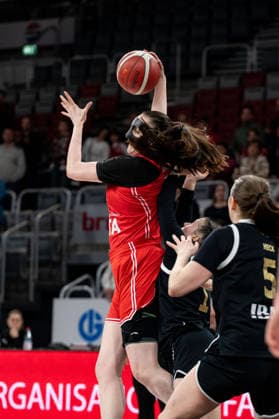 Damen 2. Bundesliga, Bamberg Baskets vs. Baskets Jena Germany ,Bamberg, Brose Arena - 13 Dec 2025 - Basketball, Damen 2. Bundesliga - Bamberg Baskets vs. Baskets Jena Image: Elise Tweedie (Bamberg Baskets) jumping to secure a rebound. Bamberg Brose Arena Bayern Germany Copyright: xPresseFotoxEvans xRyanxEvansx