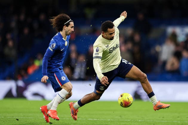 13th December 2025; Stamford Bridge, Chelsea, London, England: Premier League Football, Chelsea versus Everton;Iliman Ndiaye of Everton feels pressure from Marc Cucurella of Chelsea  HenningxvonxJagow