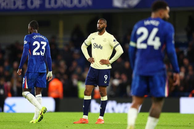 London, England, 13th December 2025. Beto of Everton looks dejected after the Chelsea vs Everton Premier League match at Stamford Bridge, London. Picture credit should read: Paul Terry Sportimage EDITORIAL USE ONLY. No use with unauthorised audio, video, data, fixture lists, club league logos or live services. Online in-match use limited to 120 images, no video emulation. No use in betting, games or single club league player publications. SPI_055_PT_Chelsea_Everton SPI-4373-0055