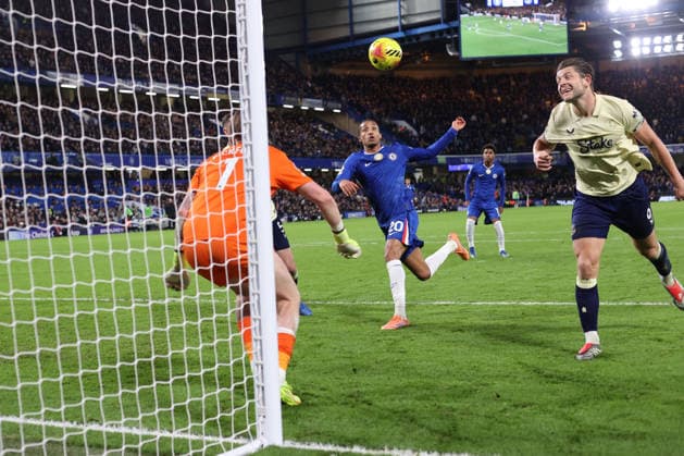 Chelsea v Everton 13th December 2025, London - Premier League Football - Chelsea v Everton - Joao Pedro of Chelsea and James Tarkowski of Everton - Photo: Charlotte Wilson Offside. London UK Copyright: xCharlottexWilsonx xOffsidexOffside