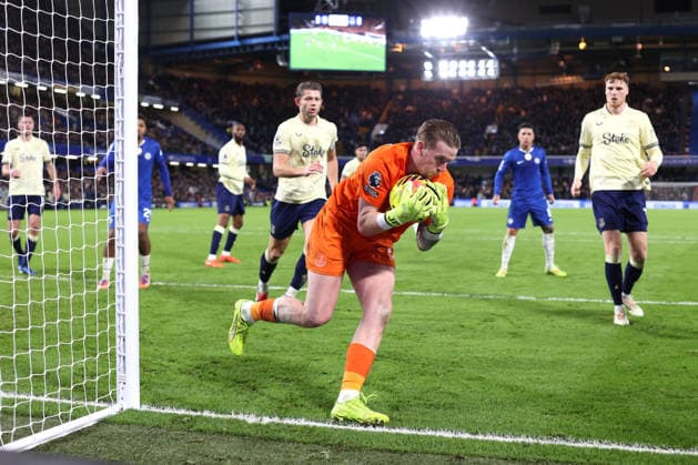 Chelsea v Everton 13th December 2025, London - Premier League Football - Chelsea v Everton - Everton goalkeeper Jordan Pickford makes a save and runs close to the line with the ball in his arms - Photo: Charlotte Wilson Offside. London UK Copyright: xCharlottexWilsonx xOffsidexOffside