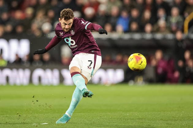 Premier League Burnley v Fulham Jacob Bruun Larsen of Burnley takes a free kick, rebound off the wall during the Premier League match Burnley vs Fulham at Turf Moor, Burnley, United Kingdom, 13th December 2025 (Photo by Mark Cosgrove News Images) Burnley Turf Moor Lancashire United Kingdom Copyright: xMarkxCosgrove NewsxImagesx