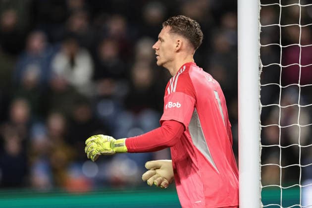 Premier League Burnley v Fulham Fulham goalkeeper Bernd Leno lines up his wall during the Premier League match Burnley vs Fulham at Turf Moor, Burnley, United Kingdom, 13th December 2025 (Photo by Mark Cosgrove News Images) Burnley Turf Moor Lancashire United Kingdom Copyright: xMarkxCosgrove NewsxImagesx